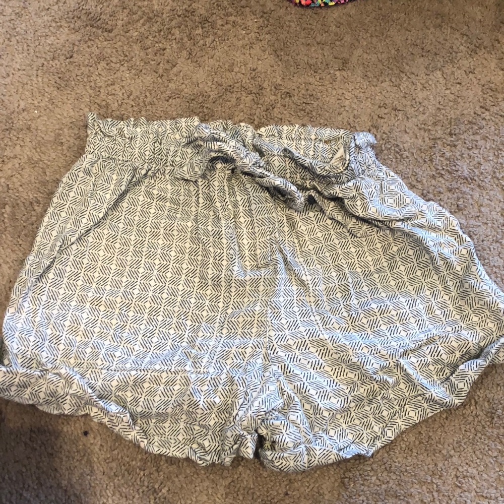 HOLLISTER PATTERNED SHORTS!